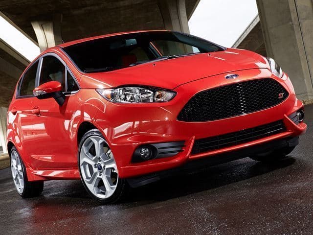 Puesto 3: Abre el podio uno de los autos de tinte deportivo más accesibles del mercado: el Ford Fiesta ST, cuyo precio base es de 21,000 dólares. Este modelo ya está a la venta desde 2014, por lo que se pueden conseguir unidades usadas por 11,000 dólares, según CarBuzz.