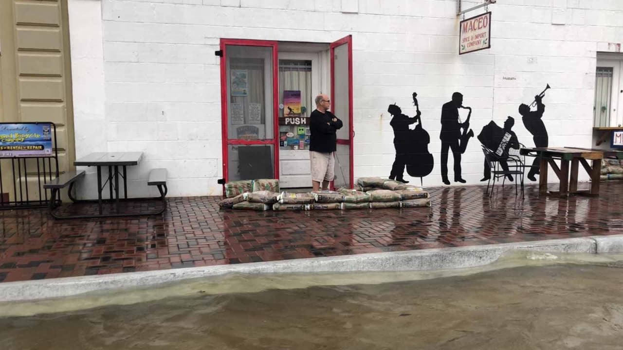 Varias calles continúan inundadas después de las lluvias.