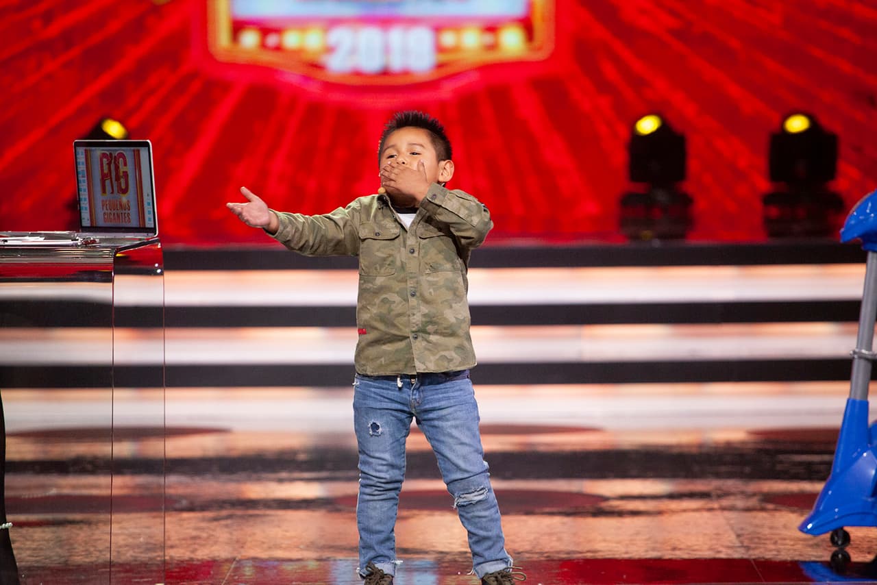 En cuanto bajó de su vehículo, el pequeño recibió los aplausos del público, que agradeció de inmediato con besos.