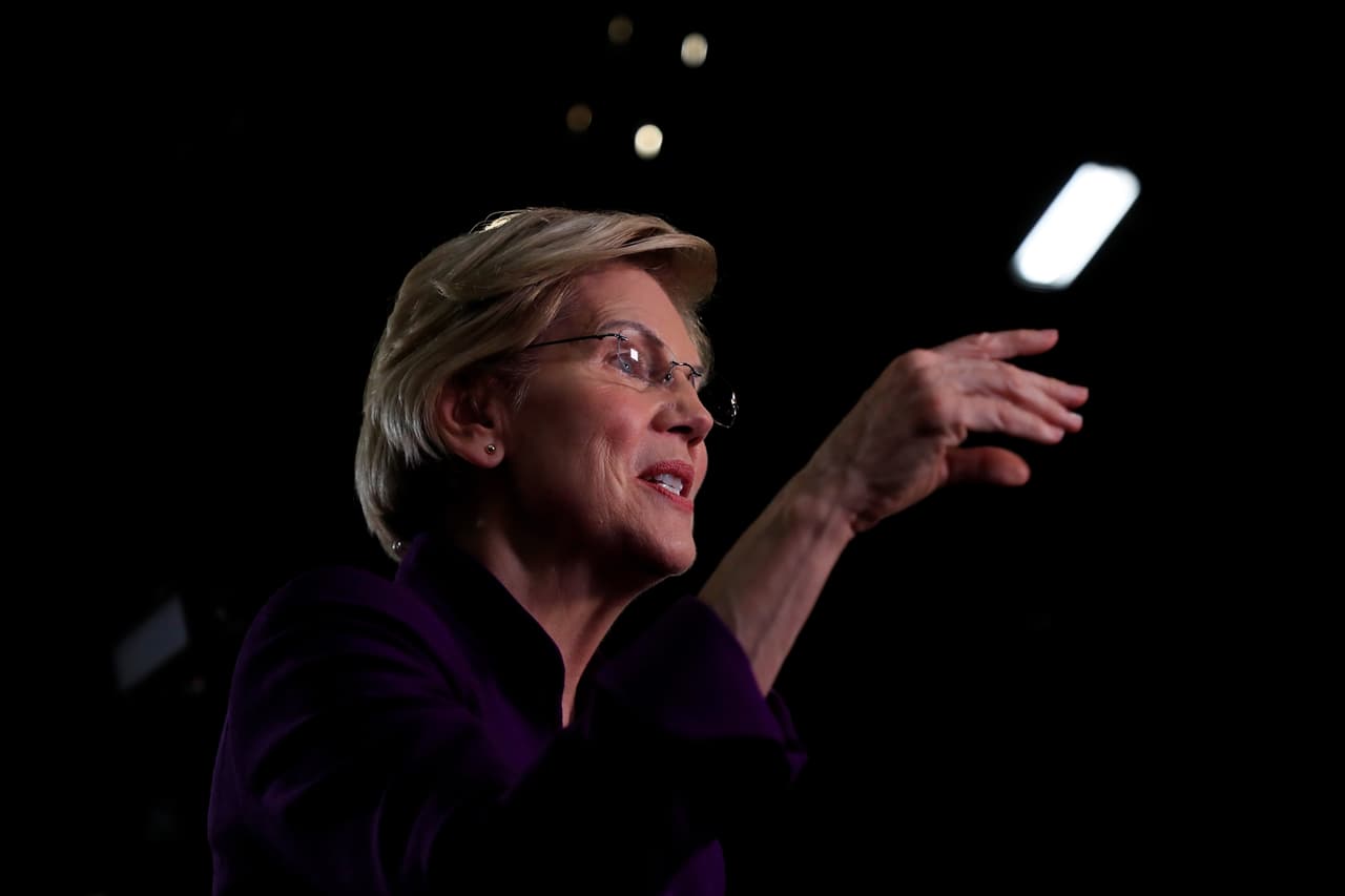La senadora 
<a href="https://www.univision.com/temas/elizabeth-warren">Elizabeth Warren</a> gozó de la privilegiada posición al centro del escenario por ser quien cuenta con mejores números en las encuestas entre este grupo de diez aspirantes. La senadora ratificó su retórica liberal y arremetió contra las corporaciones que considera que actúan en detrimento de los trabajadores y de los intereses de los ciudadanos. Los primeros análisis al final del evento destacaron que Warren 
<b>se mostró sólida y mantuvo su favoritismo</b>.
<br>