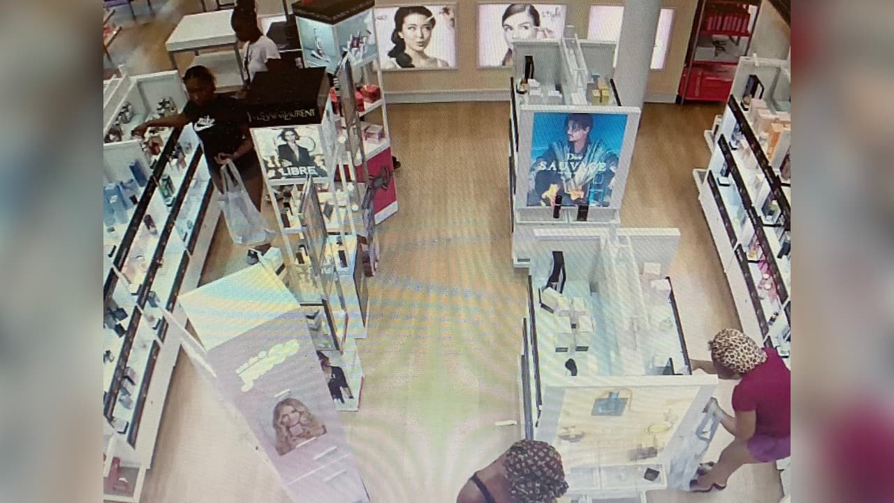 Las autoridades están ofreciendo 5,000 dólares de recompensa por información que termine en la captura de las sospechosas. Pueden llamar a los siguientes números de teléfonos: 281-420-6646 y 281-427-8477.