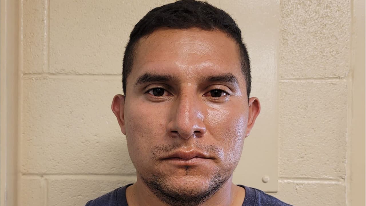 Agentes de la estación Ajo arrestaron a 12 ciudadanos mexicanos cerca de Why, en el grupo estaba José Lira Aguilar. El hombre había sido condenado en 2013 por actos lascivos con un niño menor de 14 años en Ventura County, California.