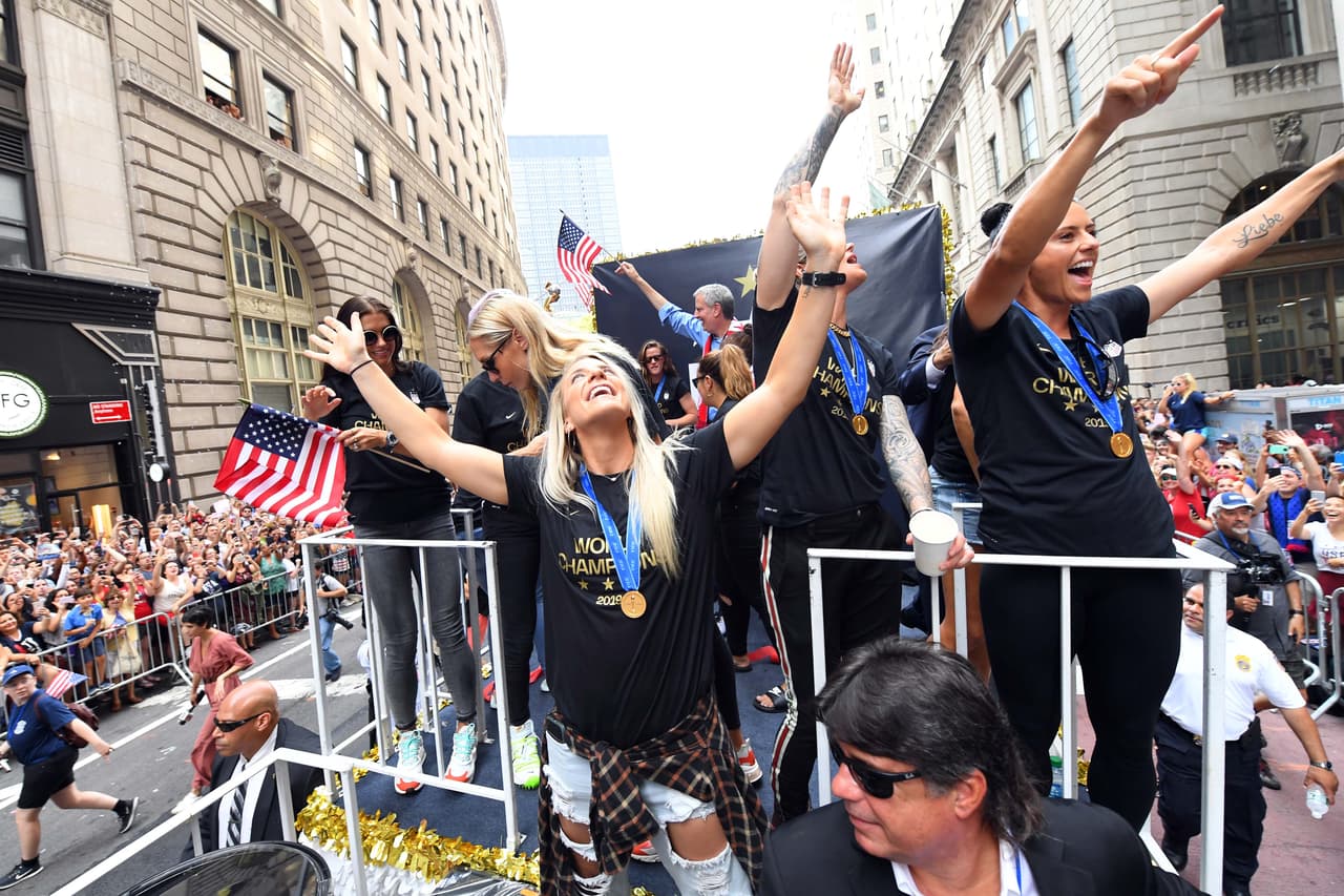Megan Rapinoe, Alex Morgan, Julie Ertz, Allie Long, Carli Lloyd y compañía vivieron este miércoles una jornada especial en Nueva York durante el desfile de campeonas del mundo con el Team USA. Cientos de aficionados salieron a las calles de la Gran Manzana para saludar a sus heroínas.