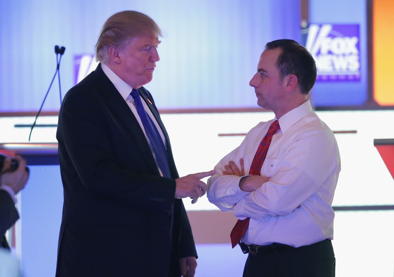 Este año el RNC ha chocado con Trump en varias ocasiones y a mediados de octubre varios medios publicaron que había roto muchos de sus lazos con el candidato republicano. Pero Priebus nunca ha cortado el cordón umbilical con el millonario neoyorquino, al que ha acompañado en varios eventos de campaña y con el que ha hablado de estrategia electoral. (Aquí habla con Trump tras un debate con Fox News en marzo).