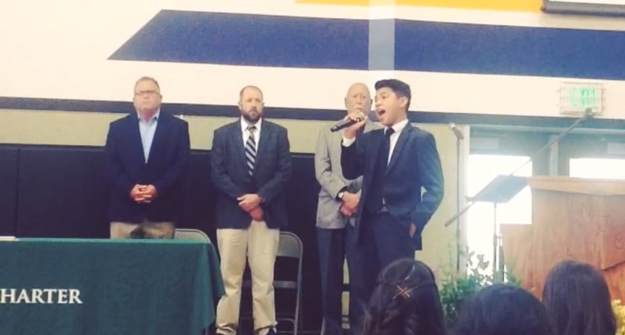 Ricardo le debe su éxito a su madre y se describe como un chico chistoso y humilde.