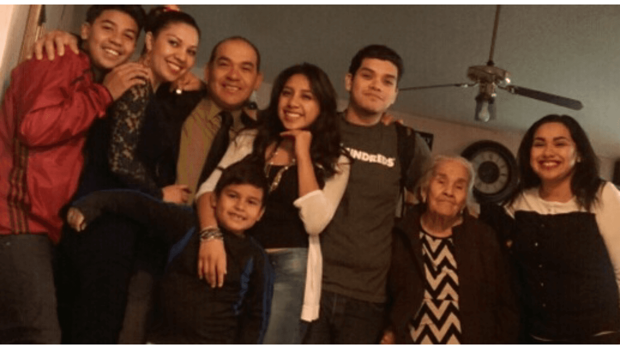 Ricardo le debe su éxito a su madre y se describe como un chico chistoso y humilde.