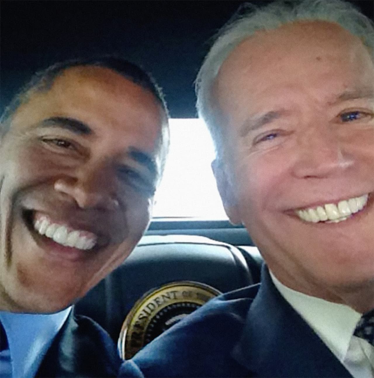 <b>Amigos presidenciales, 2014.</b> El vicepresidente Joe Biden publicó este selfie que se tomó junto a Barack Obama en el auto oficial de la presidencia. “Encontré un amigo para mi primer selfie de Instagram. Gracias por seguirme y sigan conectados”, escribió el Biden junto a la fotografía.