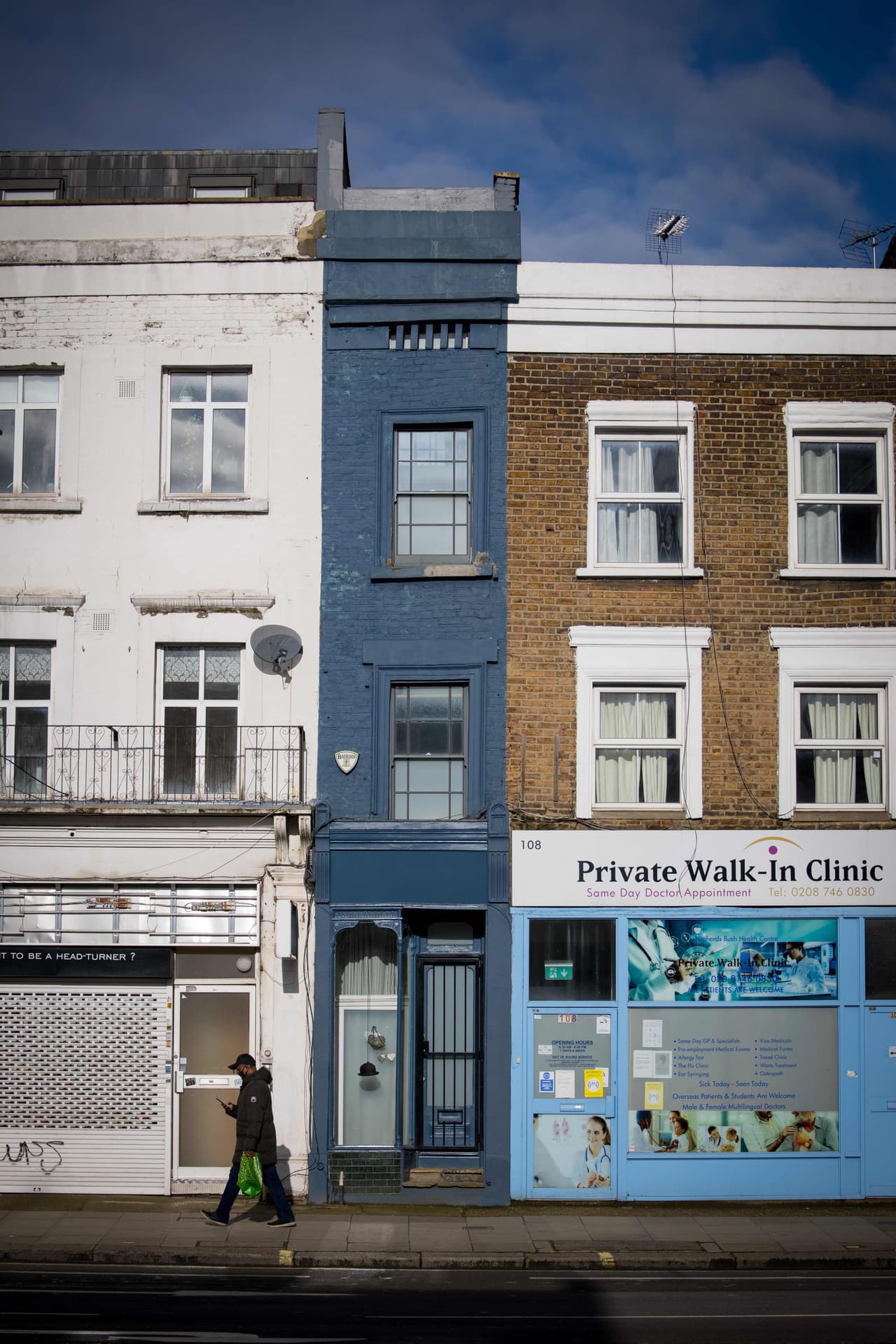 Para Myers, director de ventas de la agencia encargada de la propiedad, su precio se explica porque la edificación, construida a fines del siglo XIX o a comienzos del XX, es "una parte única de la historia de Londres", según dijo a la agencia AFP. La fachada de esta extraña propiedad se ve como una delgada franja azul oscura muy discreta desde la calle. 
<br>