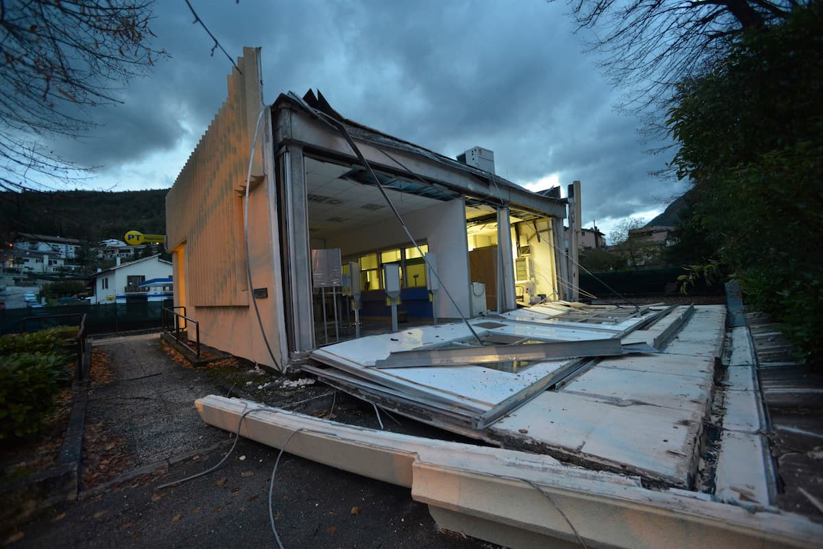 La pared de ese local se vino abajo con la sacudida de este martes, en Visso, zona central de Italia