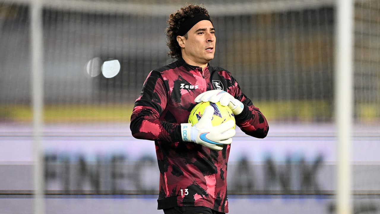 Guillermo Ochoa entrena como titular con el nuevo técnico de Salernitana