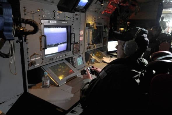 Las autoridades australianas indicaron que la búsqueda con radares del avión malasio desaparecido el pasado 8 de marzo con 239 personas a bordo ha sido infructuosa y replantearon una "estrategia visual" para localizar los posibles restos del aparato en el océano Índico. Dos aeronaves con "observadores entrenados" asomados a las ventanillas rastrean una zona de la extensión de la península Ibérica al suroeste de Australia, mientras otras dos se encuentran en camino para peinar la región donde ayer fueron detectados en unas imágenes de satélite dos objetos que podrían pertenecer a la aeronave. Un avión P3 Orion de las Fuerzas Aéreas australianas regresó este viernes a su base después de sobrevolar sin resultados positivos el lugar, señaló Young. Tony Abbott, declaró que harán "todo lo posible" para encontrar y confirmar si los restos pertenecen al vuelo MH370. "Ahora mismo podrían ser unos contenedores que han caído de un barco, nosotros no sabemos", advirtió Abbott.