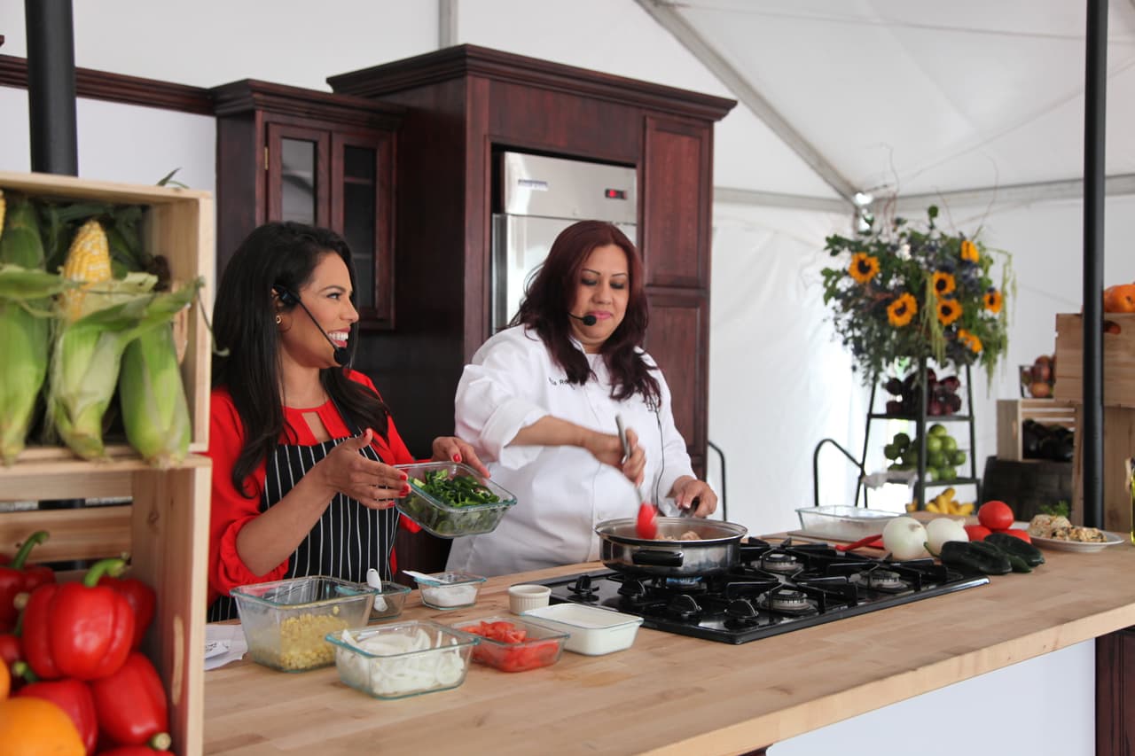 Nuestra meteoróloga Ericka Pino se trasladó hasta el Taste of Chicago para preparar una deliciosa receta con la chef Alicia Romero. Sin duda el pollo en crema con chiles poblanos de Ericka estuvo para chupar dedos, la receta estará en su Facebook. Este famoso festival, Taste of Chicago, se podrá disfrutar hasta el domingo. El festival es gratuito y es en Grant Park.
