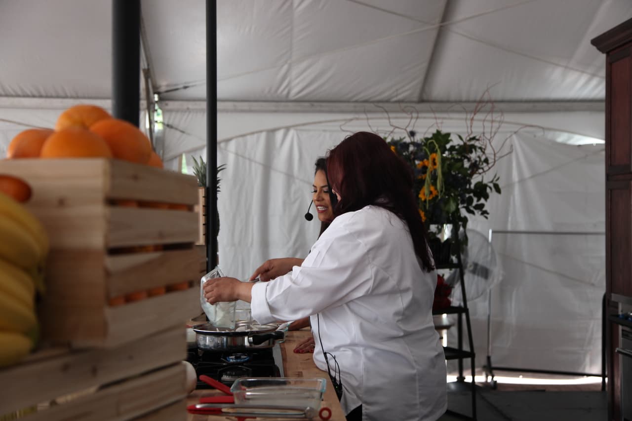 Nuestra meteoróloga Ericka Pino se trasladó hasta el Taste of Chicago para preparar una deliciosa receta con la chef Alicia Romero. Sin duda el pollo en crema con chiles poblanos de Ericka estuvo para chupar dedos, la receta estará en su Facebook. Este famoso festival, Taste of Chicago, se podrá disfrutar hasta el domingo. El festival es gratuito y es en Grant Park.