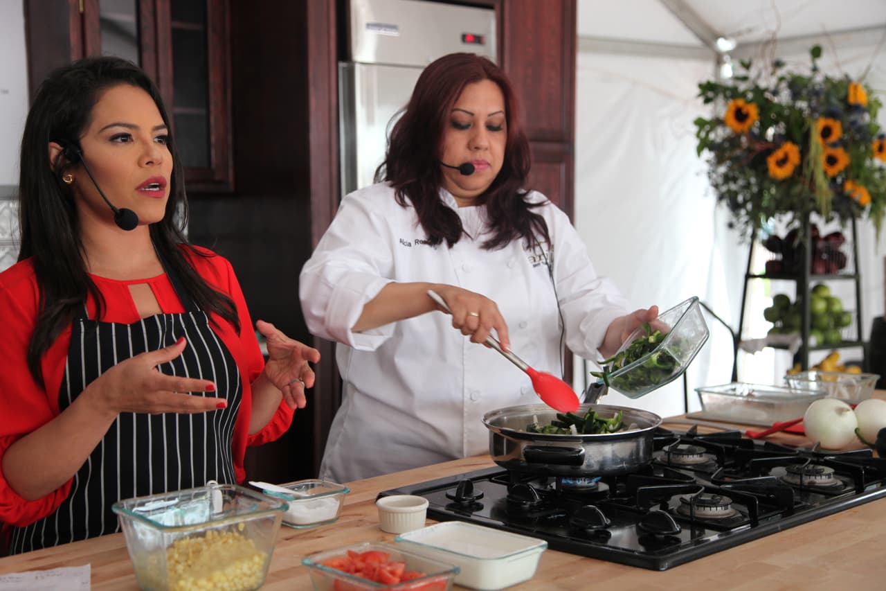 Nuestra meteoróloga Ericka Pino se trasladó hasta el Taste of Chicago para preparar una deliciosa receta con la chef Alicia Romero. Sin duda el pollo en crema con chiles poblanos de Ericka estuvo para chupar dedos, la receta estará en su Facebook. Este famoso festival, Taste of Chicago, se podrá disfrutar hasta el domingo. El festival es gratuito y es en Grant Park.