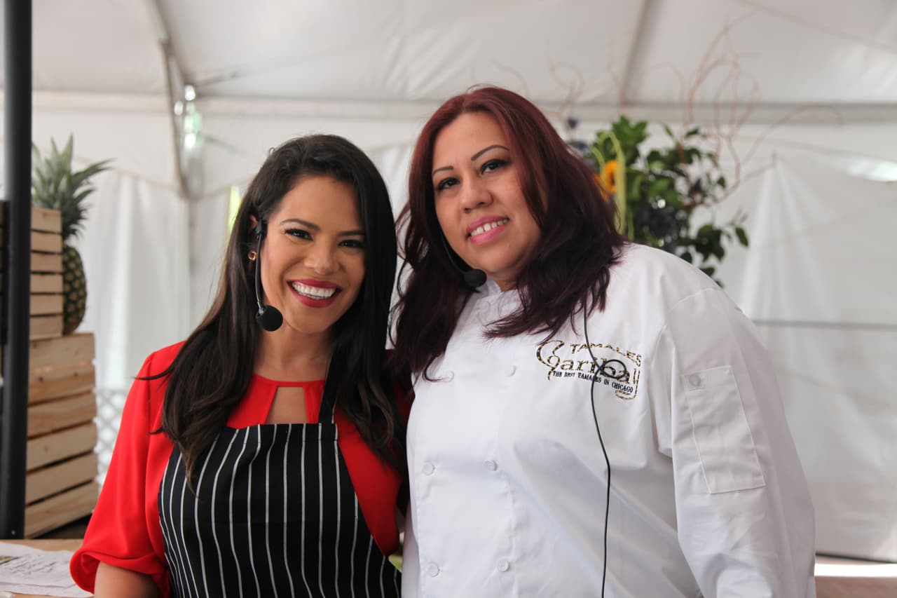 Nuestra meteoróloga Ericka Pino se trasladó hasta el Taste of Chicago para preparar una deliciosa receta con la chef Alicia Romero. Sin duda el pollo en crema con chiles poblanos de Ericka estuvo para chupar dedos, la receta estará en su Facebook. Este famoso festival, Taste of Chicago, se podrá disfrutar hasta el domingo. El festival es gratuito y es en Grant Park.