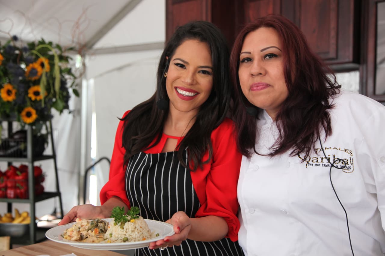 Nuestra meteoróloga Ericka Pino se trasladó hasta el Taste of Chicago para preparar una deliciosa receta con la chef Alicia Romero. Sin duda el pollo en crema con chiles poblanos de Ericka estuvo para chupar dedos, la receta estará en su Facebook. Este famoso festival, Taste of Chicago, se podrá disfrutar hasta el domingo. El festival es gratuito y es en Grant Park.