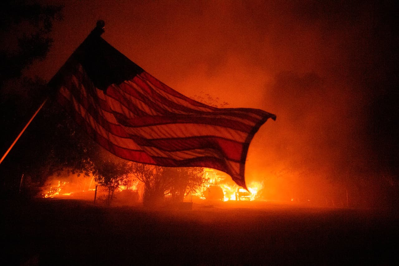 Según el Departamento de Silvicultura y Protección Contra Incendios (Cal Fire), el incendio de Hennessey fue causado por un rayo durante las tormentas que azotaron el Área de la Bahía el lunes.