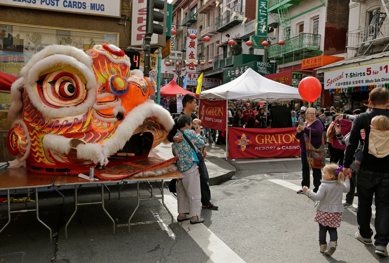 La rata se encuentra en la primera posición del ciclo del horóscopo chino debido a que, según la leyenda, ganó la carrera de los animales gracias a su astucia e inteligencia.
