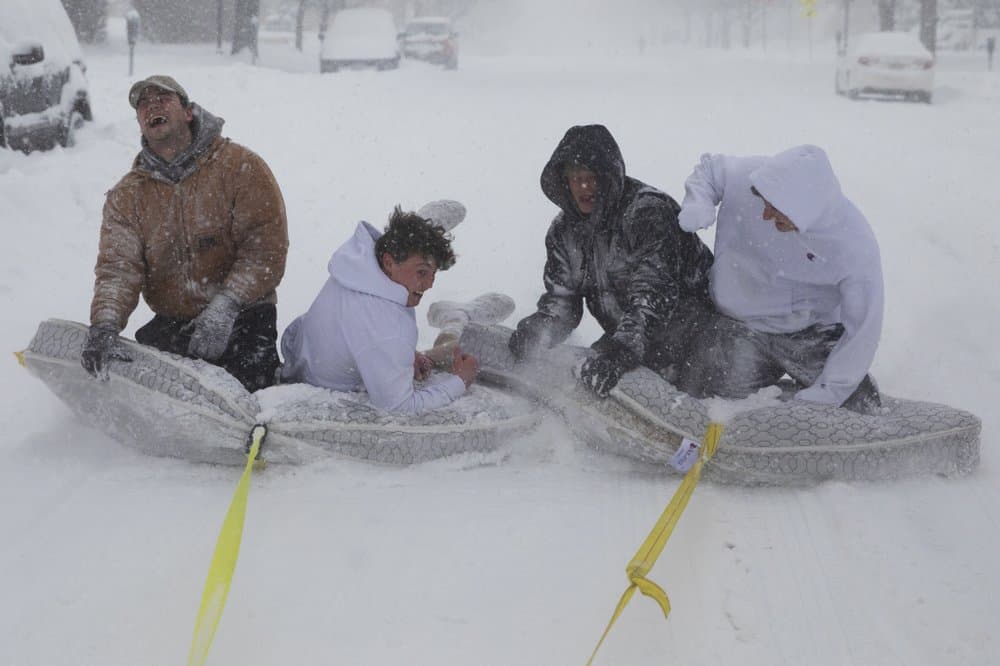Muchas escuelas y negocios cerraron el lunes mientras la tormenta atravesaba la región. Los miembros de la Fraternidad Phi Gamma Delta, en Lincoln, Nebraska, aprovecharon el momento para divertirse un poco en la densa capa de nieve.