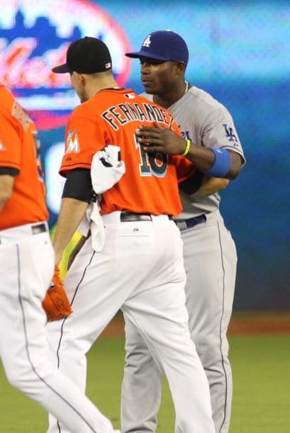 El pitcher de los Miami Marlins, José Fernández, se robó el show durante el esperado juego contra los muy calientes Los Angeles Dodgers, al dejar al jardinero Yasiel Puig 0-3 con un ponche y venciendo a los indomables Dodgers 6-2. Puig tuvo un fin de semana alegre, compartiendo con Lebron James y se paseó por el estadio de los Marlins ante 27,127 fanáticos, el tercer número mayor de asistentes en la temporada, pero terminó 0-5 con dos ponches. Fernández y Puig, ambos cubanos desertores, ambos novatos, en equipos distintos, podrían estar disputando el título del Novato del Año de las Grandes Ligas. Entra y Vota aquí por el mejor de los dos.