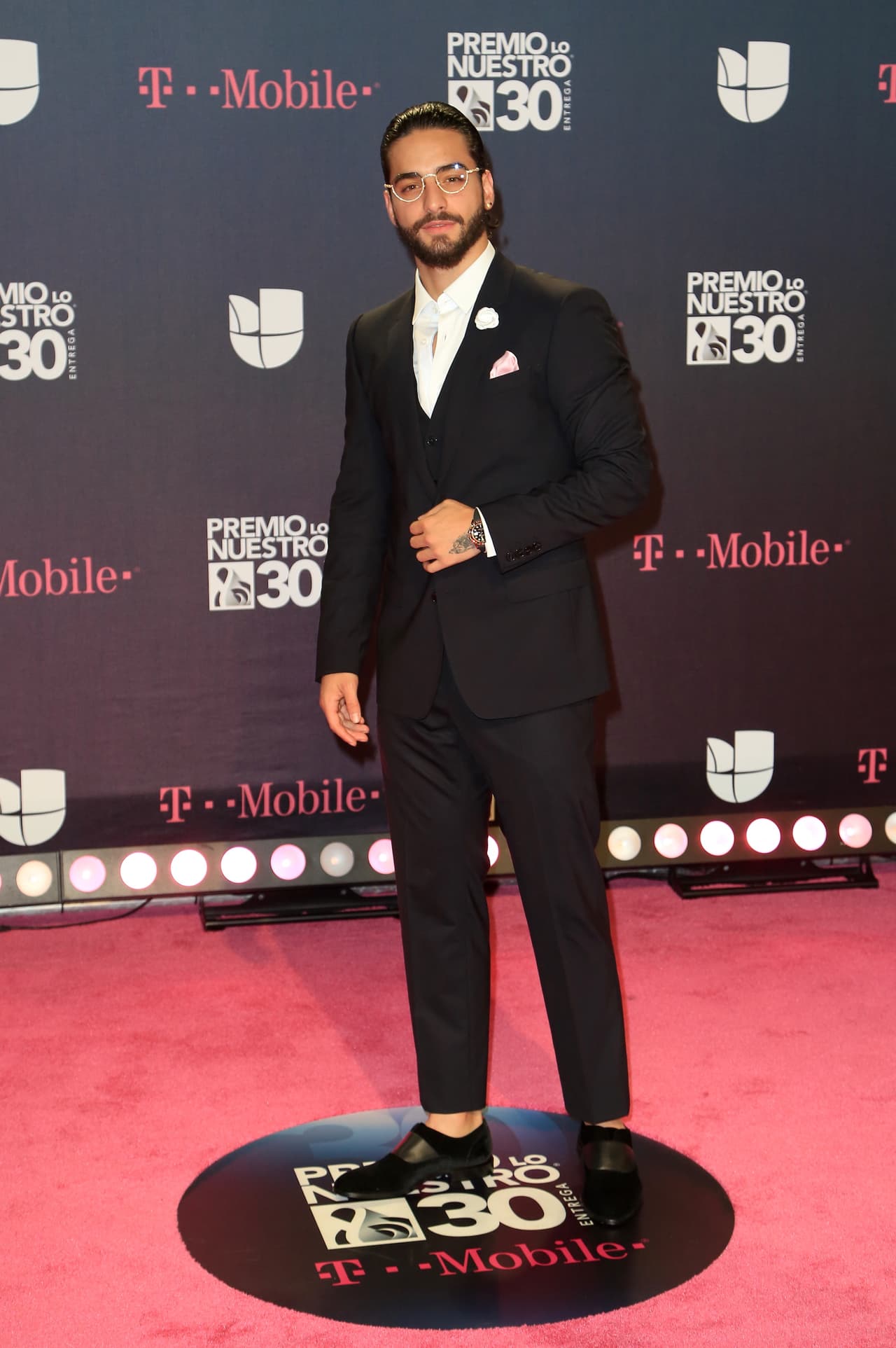 Maluma fue otro de los más elegantes de esa noche. El 'pretty boy' se sumó esa noche a la tendencia de no usar calcetines con el calzado.