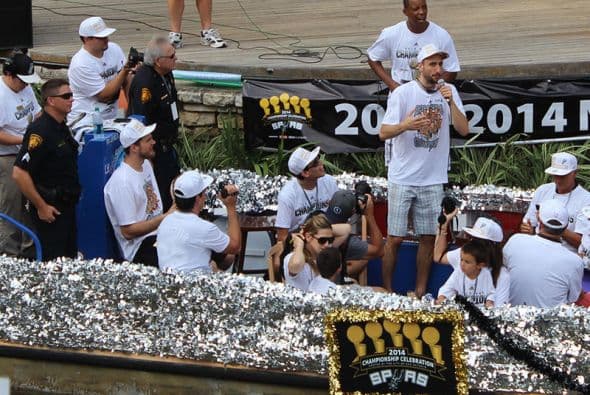 Photos: Spurs Championship Parade 2014