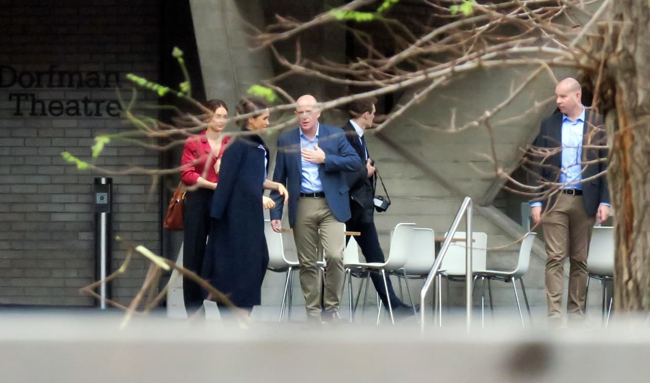 La duquesa de Sussex evitó a los medios de comunicación, mientras que un cuerpo de seguridad se encargaba de guardar sus pasos.