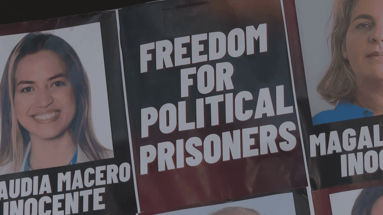 Los asistentes llevaron varios letreros, afirmando que hay prisioneros en Venezuela por cuestiones políticas, en un intento por silenciarlos, denuncian.