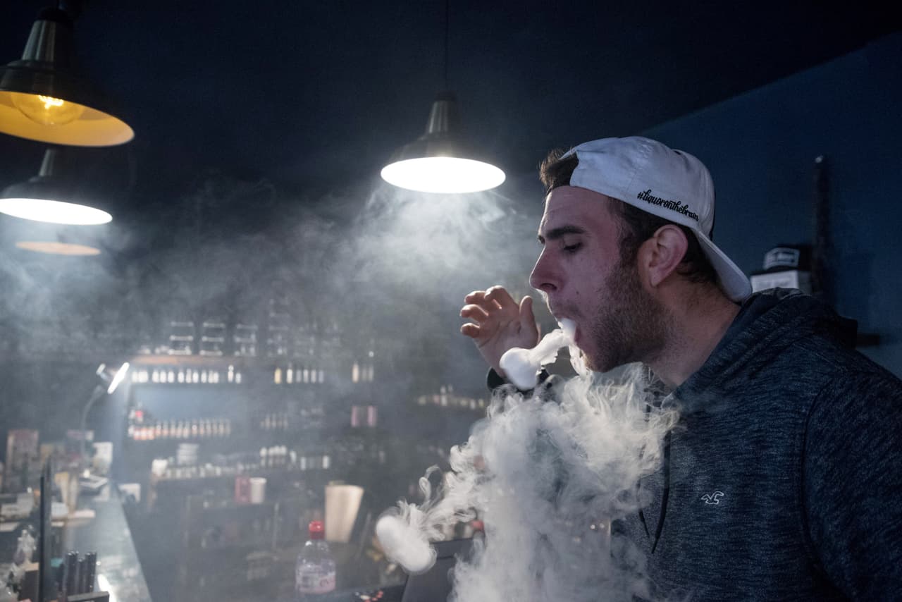 <b>2. Son completamente seguros. </b>
<br>No hay suficientes estudios que analicen el efecto que el vapor emanado de calentar los químicos que contienen este tipo de cigarros. Hasta hace poco, no estaban regulados por la Food and Drugs Administration, por lo que no eran sometidos a pruebas y tampoco había normas sobre los ingredientes que pueden contener, advierte la 
<a href="http://www.lung.org/stop-smoking/smoking-facts/myths-and-facts-about-e-cigs.html?referrer=https://www.google.com/">American Lung Association</a>. Las 
<a href="https://www.fda.gov/NewsEvents/Newsroom/PressAnnouncements/ucm499234.htm">nuevas regulaciones</a> de la FDA son recientes y por eso, no son aplicables a todas las marcas disponibles en el mercado.