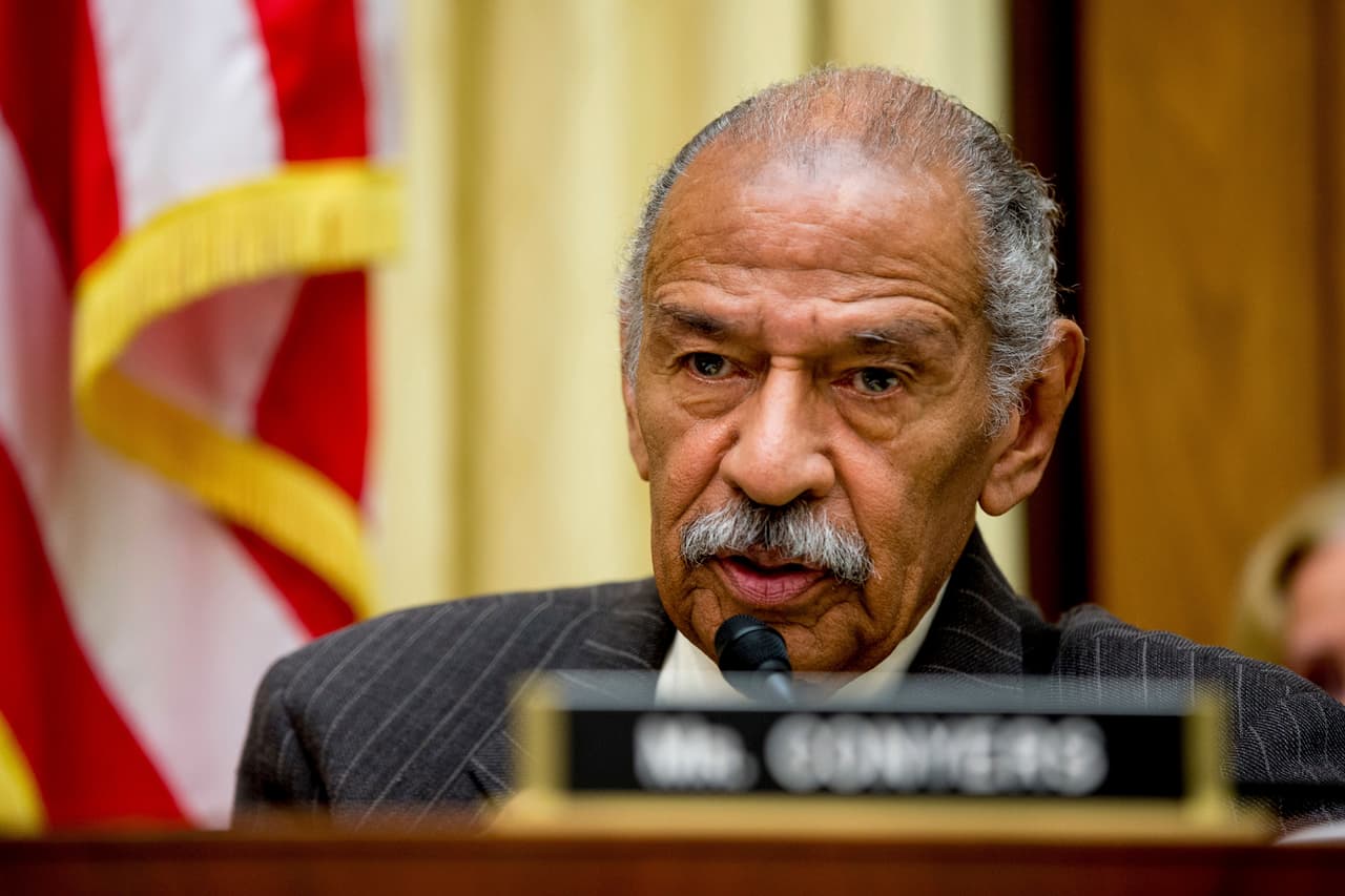 Nancy Pelosi le retira el apoyo a John Conyers y le sugiere que renuncie