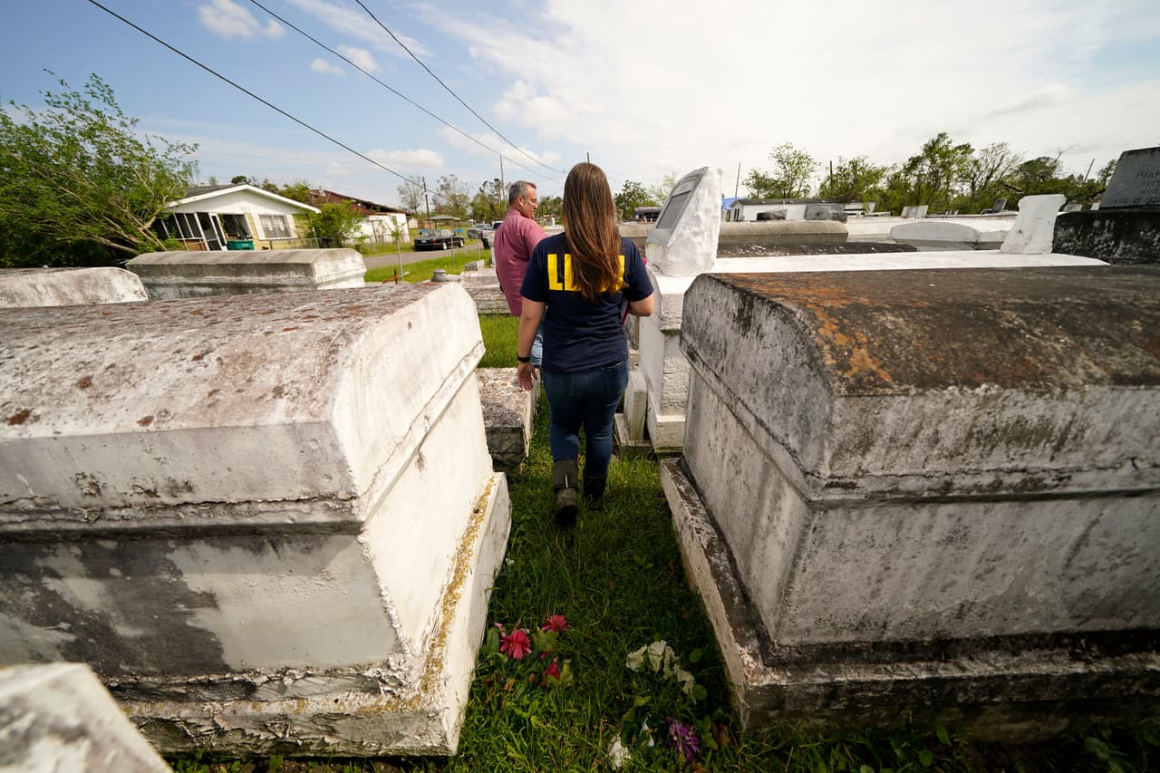 Christine Halling, arqueóloga del Departamento de Justicia de Louisiana, y
<a href="https://anthro.fsu.edu/alumni/ryan-seidmann" target="_blank">Ryan Seidemann</a>, presidente del Grupo de Trabajo de Respuesta al Cementerio, caminan por un cementerio durante una encuesta en LaPlace, Louisiana.