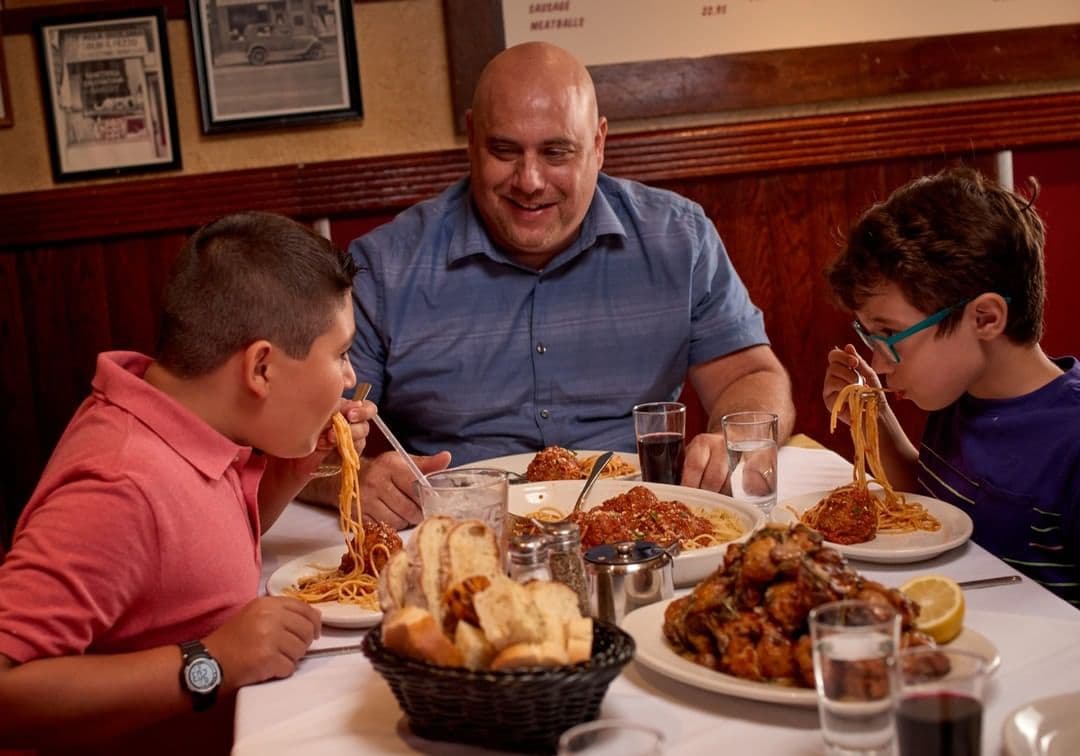 <a href="https://www.carminesnyc.com/" target="_blank">Carmine’s</a> - Qué hacer en Nueva York