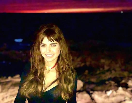 Renaud dará vida a una joven que emprende la búsqueda de su padre tras la muerte de su madre. En ese camino, Juana Victoria encontrará el amor.