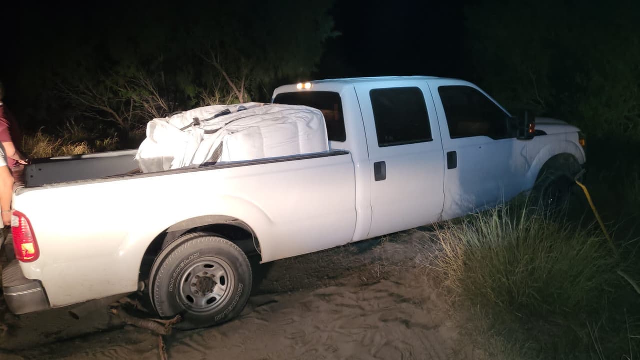 Camioneta atascada en Los Ebanos, Texas.