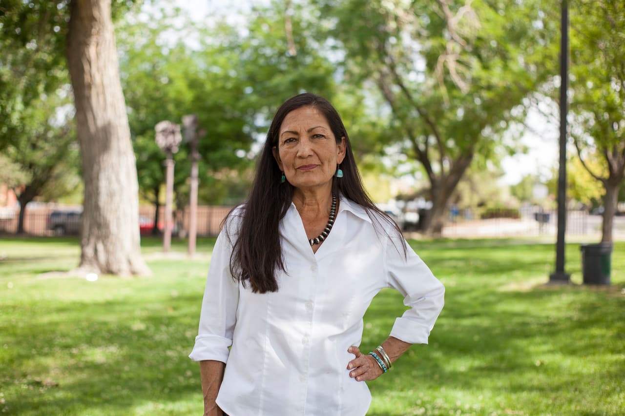 Deb Haaland, la mujer que aspira ser la nativa americana en el Congreso