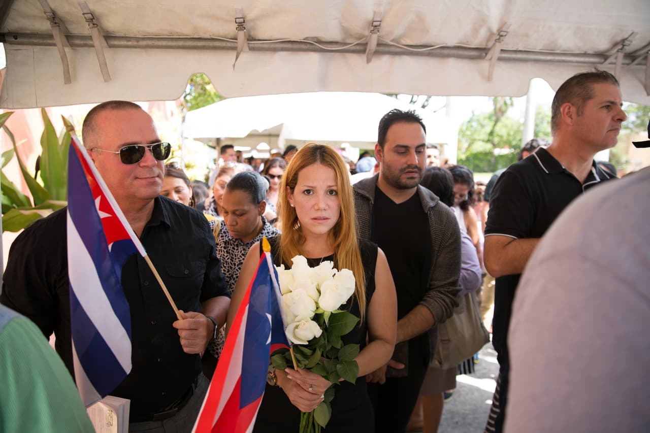 “Estamos dolidos por la muerte de José José, pero orgullosos de su legado. En Miami hay una gran comunidad latinoamericana, y ya que su muerte fue aquí, está bien que la familia haya decidido planificar este evento", dijeron Alexier González y Juan Fuentes, quienes llevaron flores y banderas de Cuba. “José José impactó nuestras vidas de una forma positiva”, agregó González.