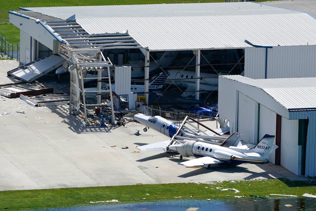 En varios aeropuertos por donde pasó el huracán o los tornados, los aviones se vieron afectados. Estas aeronaves quedaron dañadas en el aeropuerto de Punta Gorda, Florida.