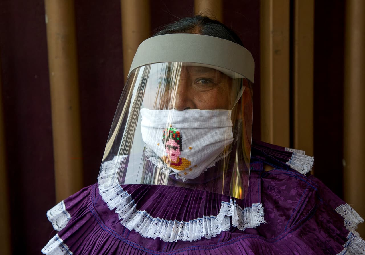 Una mujer del grupo étnico indígena otomí
<b>usa un protector facial y una máscara con la imagen bordada de la pintora mexicana Frida Kahlo</b>, como medida preventiva contra la propagación del
<a href="https://www.univision.com/temas/coronavirus">coronavirus</a>, en la Ciudad de México.