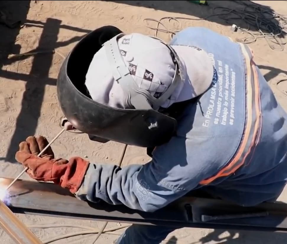 Sin embargo, aunque no falta amor en esa casa, el dinero suele estar ausente. Por eso, cuando a Wilfrido le ofrecen un poco por barrer o por soldar, lo hace sin perder el tiempo, con tal de llevar lo necesario a su casa, incluidas las medicinas caras de Edgardo.
<br>