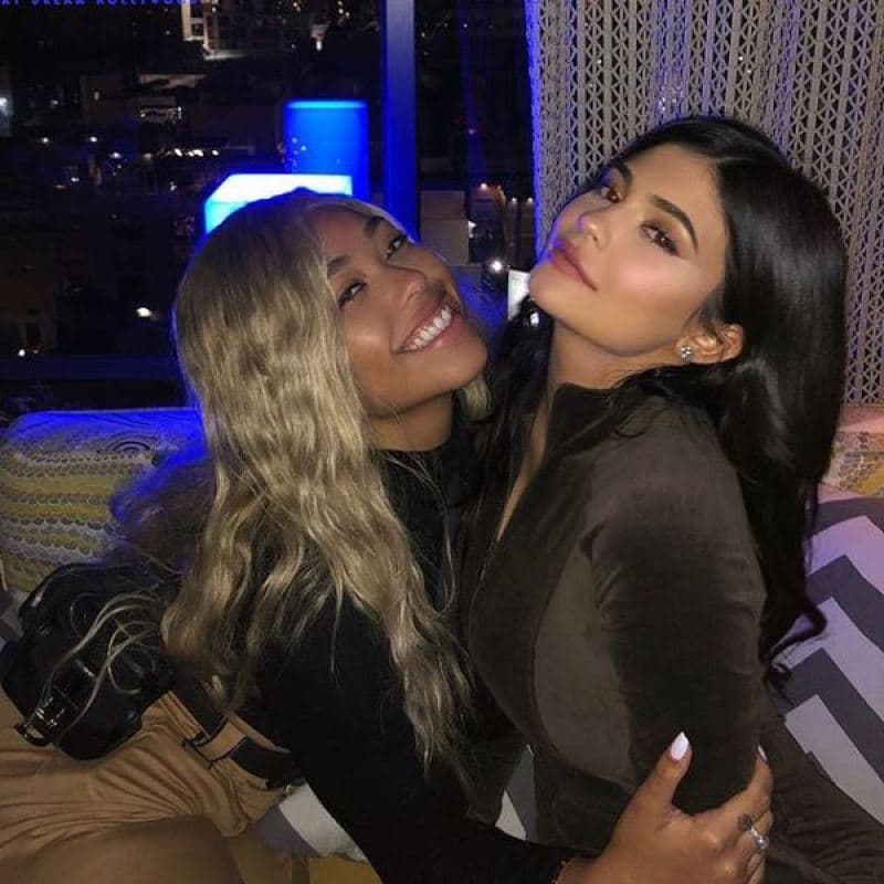"Kylie está muy disgustada ante todo lo que está sucediendo entre Khloé y su mejor amiga Jordyn, que es como otra hermana para ella, y no puede creer que algo así haya sucedido, al igual que el resto de su familia", dijo el informador.