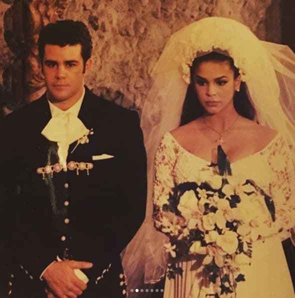 Fue en junio de 1994 que la pareja de actores decidieron unir su vida en matrimonio, con una boda religiosa que fue transmitida en directo en todo México.
