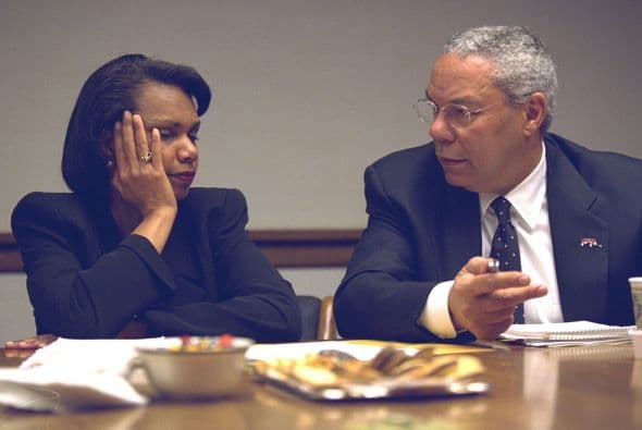 La asesora de Seguridad Nacional, Condoleezza Rice, habla con Powell. (Imagen del Archivo Nacional de EEUU).