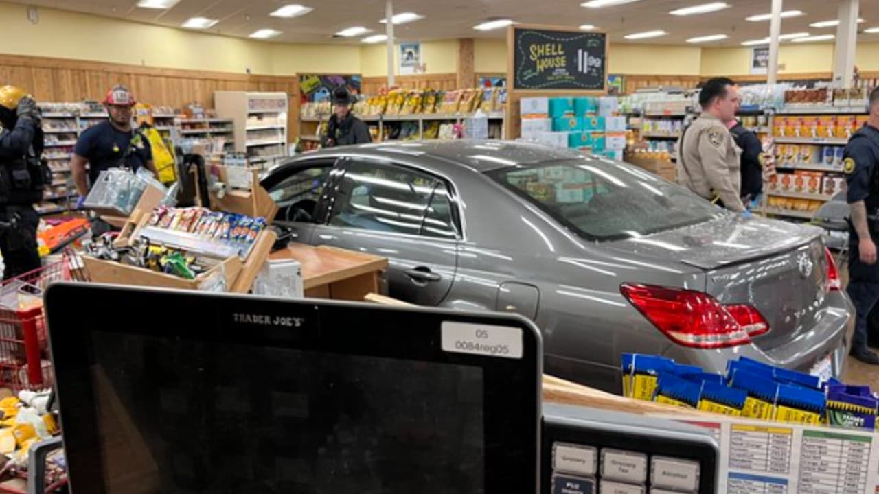 Los bomberos dijeron que estaban evaluando el edificio en busca de daños en la estructura del lugar y así evitar riesgos para las personas.