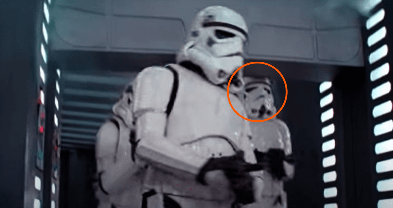 <b>‘Star Wars’</b>
<br>Los fans de ‘Star Wars’ seguro han notado uno de los errores más divertidos de la saga. En una de las escenas del Episodio IV se puede ver cómo un stormtrooper se pega en la cabeza con una puerta, mientras camina. Como todo un profesional, sigue su recorrido a pesar del golpe.