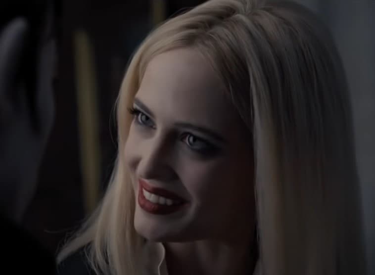 <b>Eva Green en ‘Sombras tenebrosas’</b>
<br>En ‘Sombras tenebrosas’, Eva Green personificó a la malvada Angelique Bouchard, una bruja que estaba enamorada de Barnabas Collins, quien era interpretado por Johnny Depp. Precisamente recurre a sus encantos físicos para intentar seducirlo, pero sus intentos son en vano.
