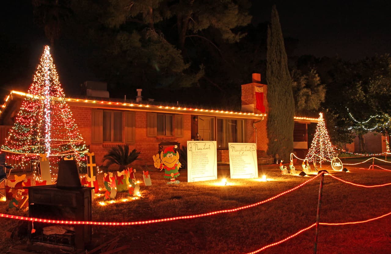 Algunas casas conservan decoraciones sencillas otras tienen fuentes de agua sincronizadas con la música.