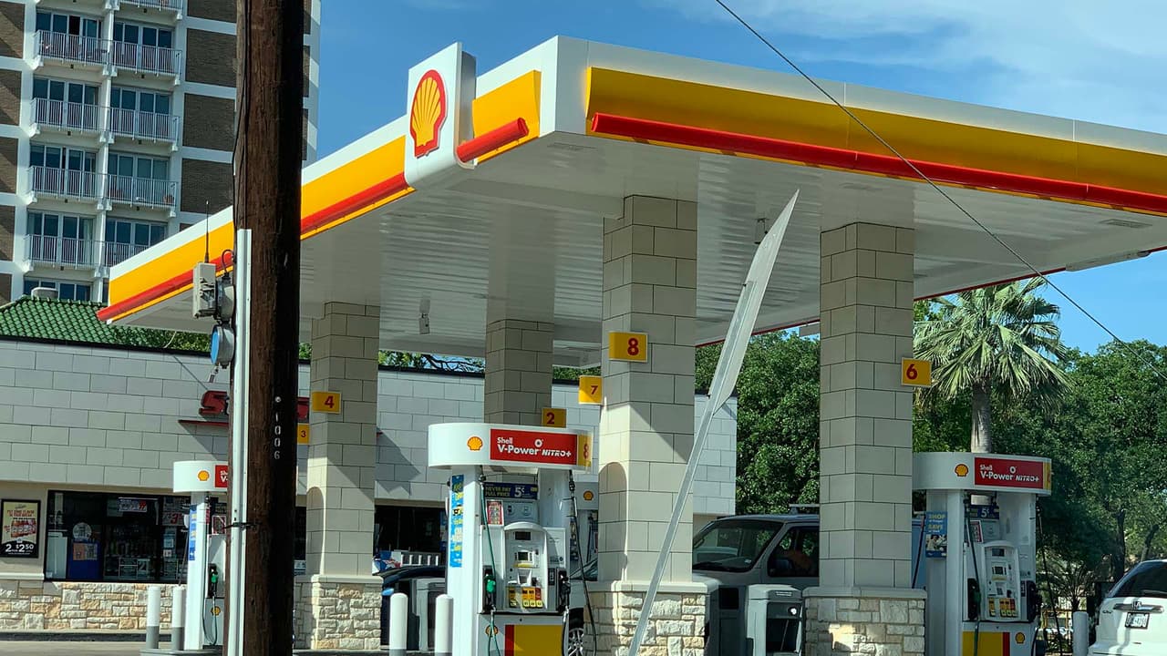 La crisis del coronavirus continúa afectando a la industria petrolera que se refleja con una drástica disminución en el precio de la gasolina en el estado de Texas.