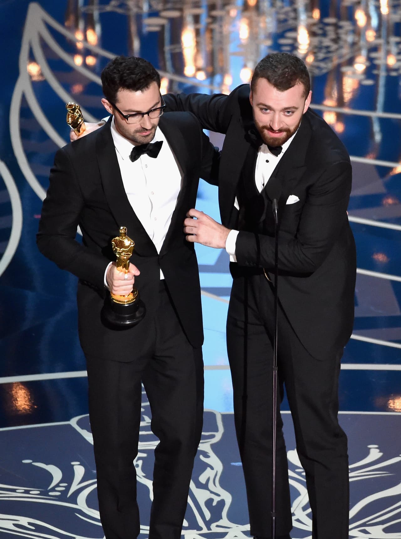 Sam Smith y Jimmy Napes recibieron el Oscar por 'Mejor Canción' por el tema 'Writing's on the Wall' de la película '007:Spectre'.