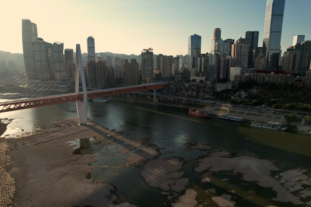 El 
<a href="https://www.univision.com/noticias/medio-ambiente/lluvia-artificial-siembra-nubes-china-sequia" target="_blank">río Yangtze, en Asia, también se está secando</a>, hasta el punto de que el lecho emerge en algunas zonas. Esta imagen del 24 de agosto muestra el cauce del río Jialing, un afluente del río Yangtze, en la ciudad suroccidental china de Chongqing.