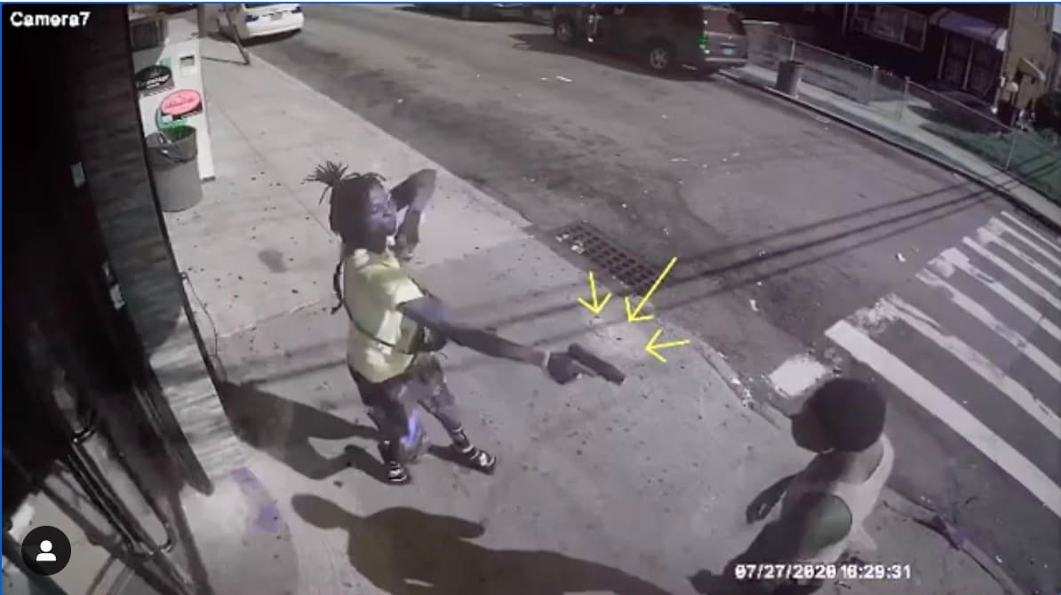 Video capta momento en que estudiante universitario es baleado afuera de un deli en Queens